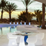 ⁦שולחן מואר לגינה לבן סולארי ונטען כולל שלט⁩ – תמונה ⁦3⁩