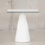 שולחן מואר לגינה לבן סולארי ונטען כולל שלט